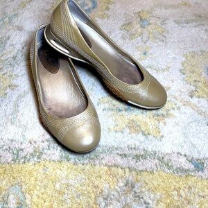 ⭐️Cole Haan,Gold Slide-On’s w/NIKE Supports!Gently Loved, Size 6 (price is firm)